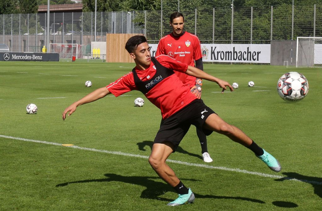 Erster Ballkontakt im VfB-Training: der 20-jährige Neuzugang Nicolas Gonzalez hat die Arbeit aufgenommen und Ersatztorhüter Jens Grahl schaut zu.