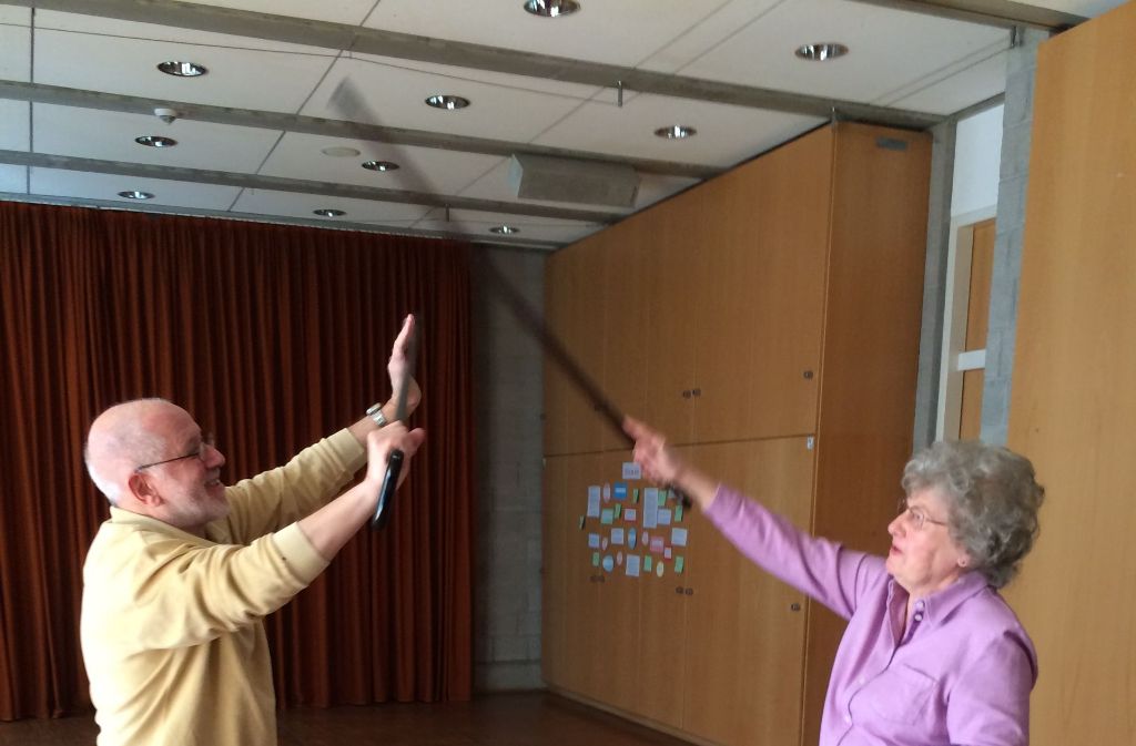 Jan Fitzner zeigt Hanna Fink, wie sie sich mit dem Gehstock wehren kann. Foto: Sascha Maier