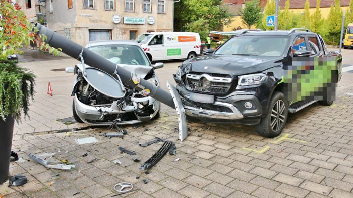 Mercedes-Fahrer kollidiert mit Renault und Verkehrsschild