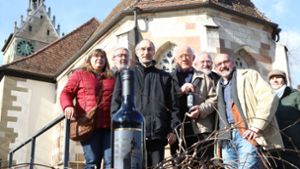 Der Jubiläumswein und die Organisatoren der 500-Jahr-Feierlichkeiten. Foto: Patricia Sigerist