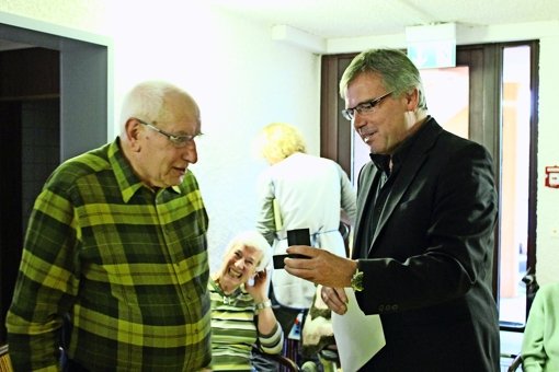 Bezirksvorsteher Bernd-Marcel Löffler (rechts) hat Ulrich Stauß die Ehrenmünze der Landeshauptstadt  überreicht. Foto: Maira Schmidt