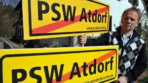 Nicht Stuttgart, sondern Schwarzwald: Der Vorsitzende der Bürgerinitiative, Klaus Stöcklin, mit Plakaten gegen das Pumpspeicherwerk. Foto: dpa