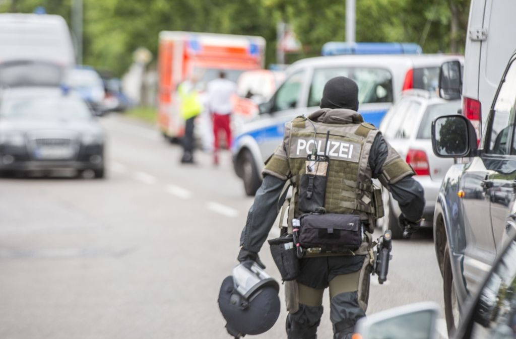 Ein Spezialeinsatzkommando der Polizei ist im Stuttgarter Osten im Einsatz. Die Polizei sperrte ein Haus weiträumig ab.