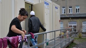 Eine Erstaufnahmestelle für Flüchtlinge in Eisenberg. Die Stadt Stuttgart will 2014 etwa 1000 neu ankommende Flüchtlinge in sechs provisorischen Heimen unterbringen. Foto: dpa-Zentralbild