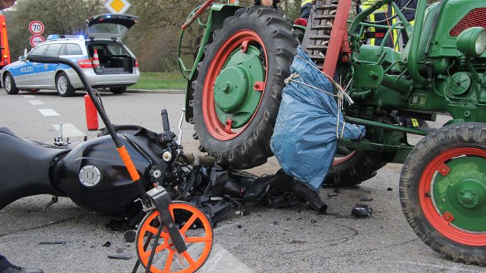 Kirchheim: 73-Jähriger im Traktor übersieht Motorrad