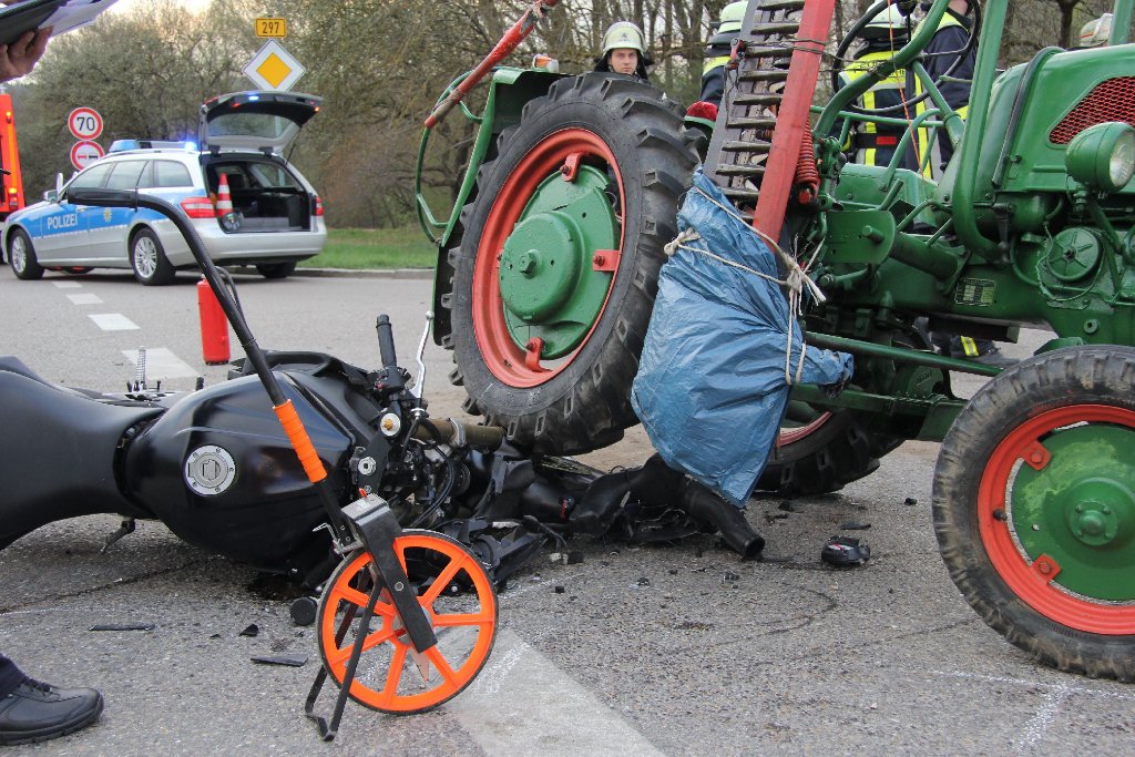 Ein 24-jähriger Motorradfahrer aus Leinfelden-Echterdingen wird bei einem Verkehrsunfall bei Kirchheim/Teck schwer verletzt. Ein 73-Jähriger in einem Traktor mit Anhänger hatte ihn übersehen.