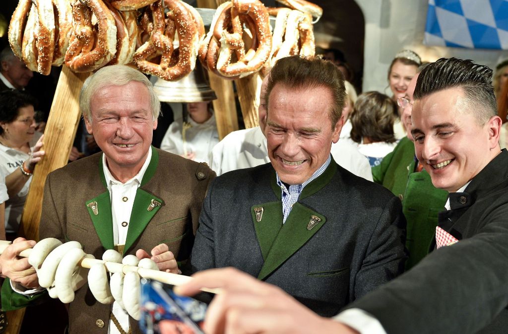Bei Arnold Schwarzenegger wird auch Andreas Gabalier zum Fan und zückt das Smartphone.