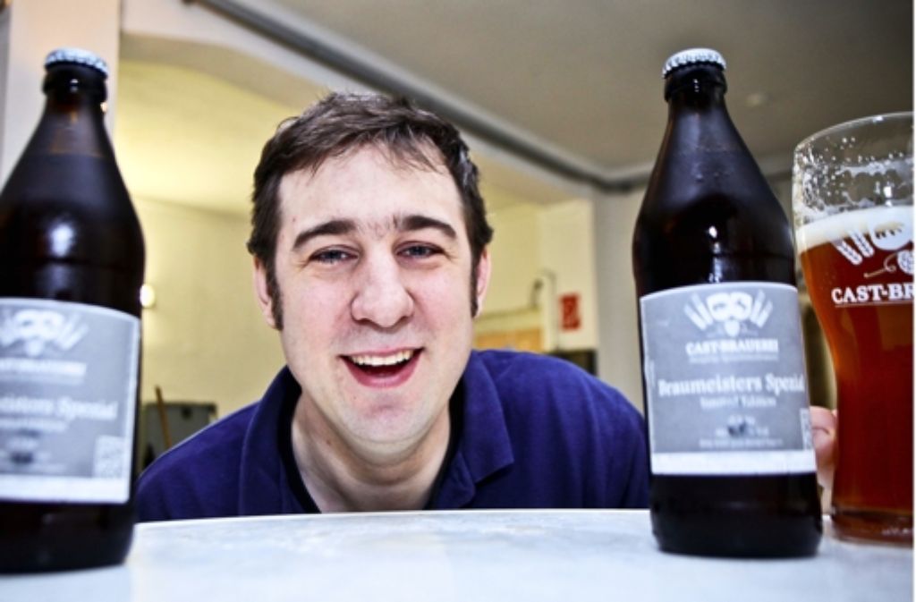 Er lacht gerne und viel: Die Ein-Mann-Brauerei Daniel Bleicher mit seinen Spezialitäten in seinen Räumen im Heusteigviertel. Foto: Peter Petsch
