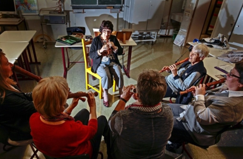 Else Lehle musiziert mit ehemaligen Flötenschülern in der Gerlinger Realschule. Else Lehle (links im Bild) war bei etlichen Musikwochen dabei. Hier üben die Schüler in den 60er Jahren in der Foto: factum/Granville