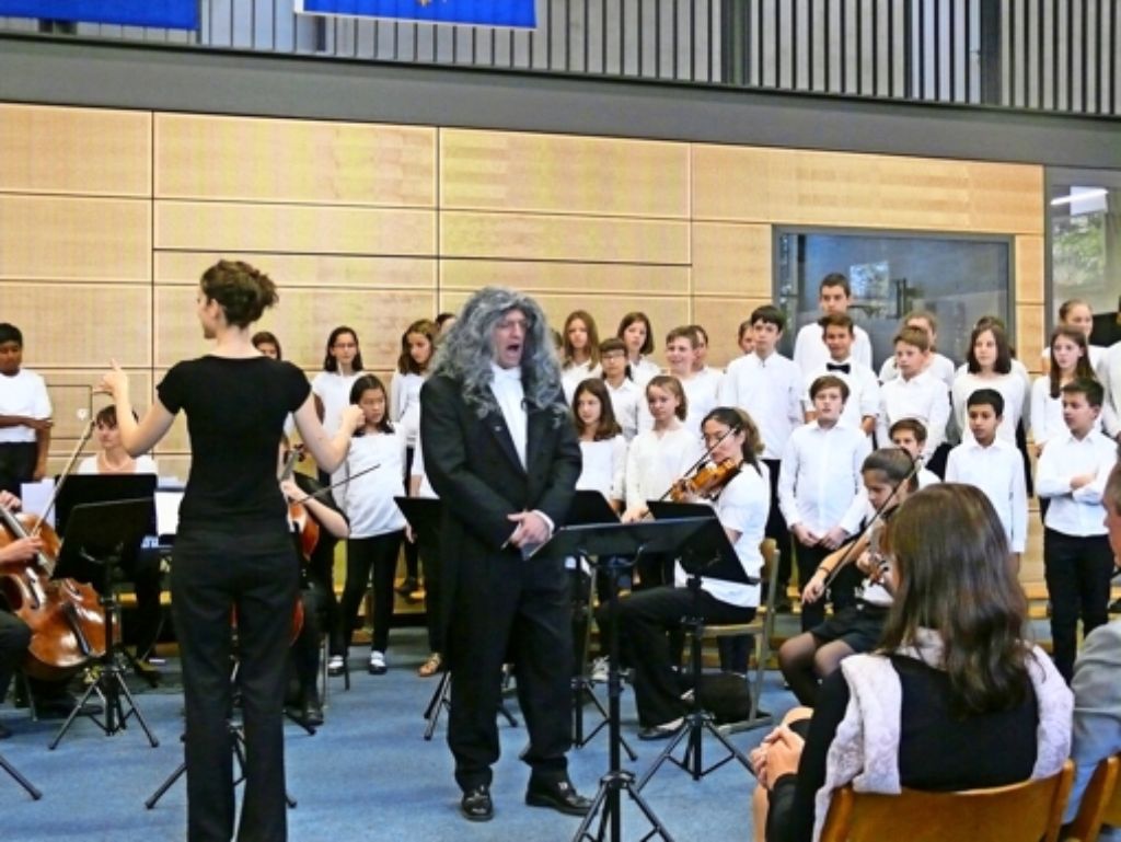Für seinen Auftritt als Schulmeister in Telemanns Kantate hatte sich der Musiklehrer Philipp Hackert eine passende Perücke besorgt. Foto: Petra Mostbacher-Dix