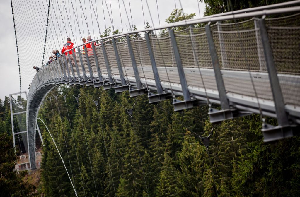 Die neue Hängebrücke in Bad Wildbad verbindet den Sommerberg mit dem Baumwipfelpfad und bietet Ausblicke über den Schwarzwald. Weitere Ausflugziele im Land zeigt unsere Fotostrecke.