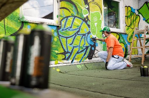 Graffiti-Künstler haben am Wochenende das Jugendzentrum in Schorndorf neu gestaltet. Foto: Jan Potente