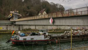 Seit Jahren ist der Esslinger Alicensteg über Neckar und B 10 gesperrt – ob er noch eine Zukunft hat, ist jetzt wieder ungewiss. Foto: Roberto Bulgrin