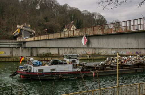 Seit Jahren ist der Esslinger Alicensteg über Neckar und B 10 gesperrt – ob er noch eine Zukunft hat, ist jetzt wieder ungewiss. Foto: Roberto Bulgrin