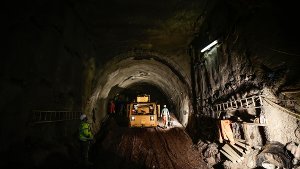 Abgraben, sichern, Stahlmatten einflechten, Spritzbeton auftragen: Die Tunnelbauarbeiter schaffen sich täglich zwei Meter tiefer in den Berg hinein. Foto: Leif Piechowski