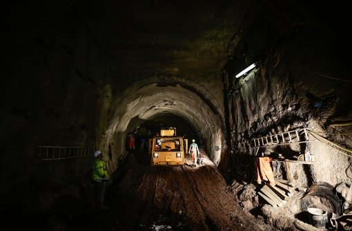 Abgraben, sichern, Stahlmatten einflechten, Spritzbeton auftragen: Die Tunnelbauarbeiter schaffen sich täglich zwei Meter tiefer in den Berg hinein. Foto: Leif Piechowski