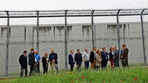 Hoher Besuch hinter   Gefängnismauern