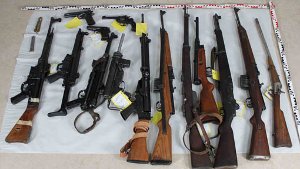 Im Keller eines im März verstorbenen 70-Jährigen in Magstadt werden Maschinenpistolen, Sturmgewehre und viele weitere Waffen gefunden. Foto: Polizeipräsidium Böblingen