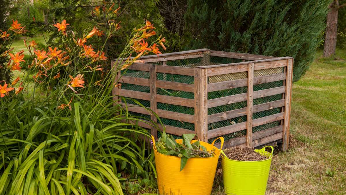 In diesem Artikel zeigen wir Ihnen, wie Sie einen Kompost im Garten in 5 Schritten richtig anlegen.