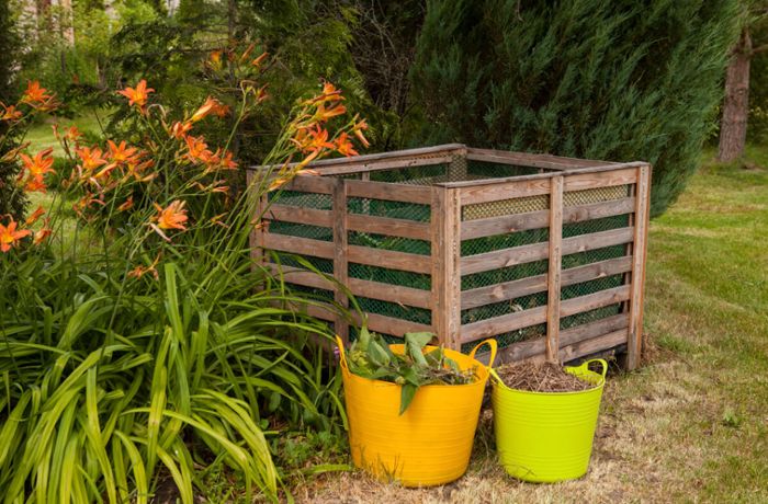 In diesem Artikel zeigen wir Ihnen, wie Sie einen Kompost im Garten in 5 Schritten richtig anlegen.