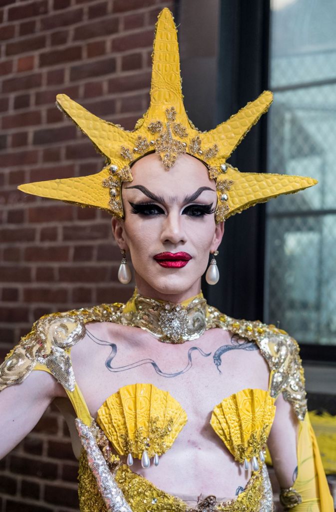 New York: Dragqueen Sasha Velour trägt eine Seestern-Krone auf der Gay Pride Parade.