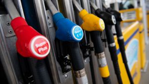 An der Tankstelle sind die Preise im April deutlich gesunken. Foto: dpa/Sven Hoppe