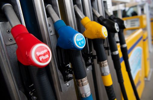 An der Tankstelle sind die Preise im April deutlich gesunken. Foto: dpa/Sven Hoppe