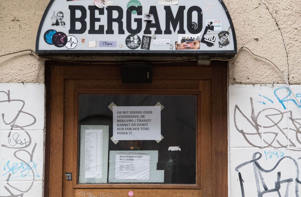 In einigen Clubs und Bars in Stuttgart – wie hier im Bergamo – müssen Trachtenträger während der Wasenzeit draußen bleiben. Foto: dpa