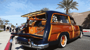 Bereit für den Familienausflug: Picknickkorb, Kühlbox, Surfbretter - alles originalgetreu bei der Classic Car Show während der Modernism Week in Palm Springs zu besichtigen. Foto: Beck