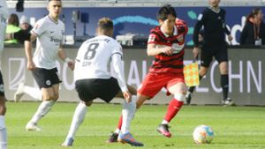 Der Vorbereiter des Stuttgarter Ausgleichs bei Eintracht Frankfurt: Genki Haraguchi (rechts). Foto: Pressefoto Baumann/Hansjürgen Britsch