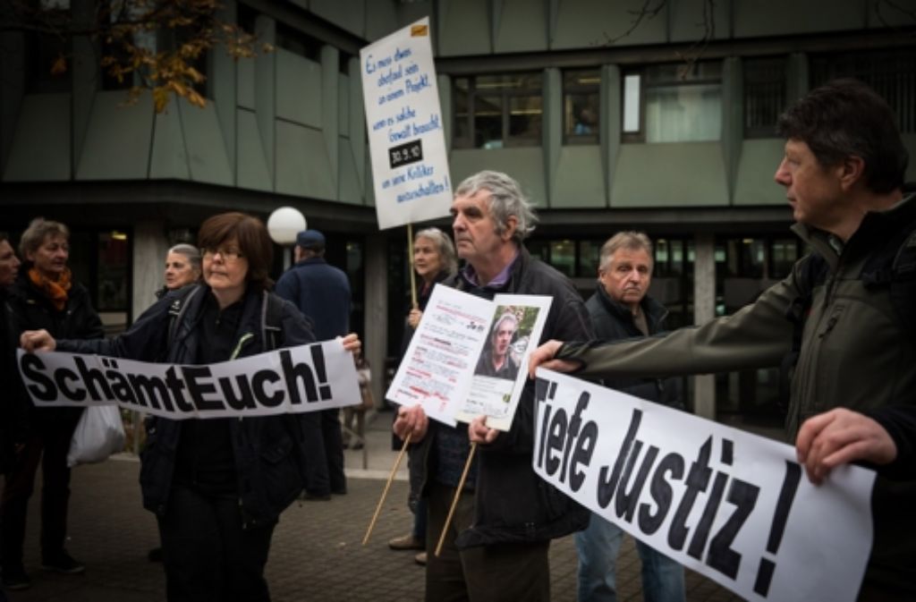 Demonstranten vor dem Landgericht Stuttgart Foto: Lichtgut/Achim Zweygarth