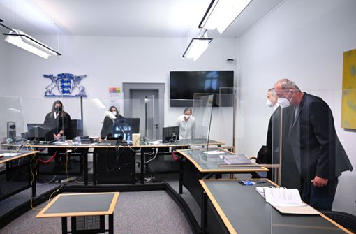 Der Angeklagte steht vor Beginn seiner Verhandlung im Gerichtssaal neben seinem Anwalt Tomislav Duzel (2. von rechts). Foto: dpa/Bernd Weißbrod