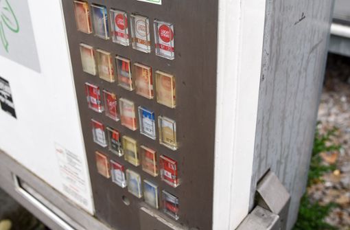 Mit der erbeuteten Bankkarte bedienten sich die unbekannten Täter bei einem Zigarettenautomat. Foto: Kreiszeitung Böblinger Bote/Thomas Bischof