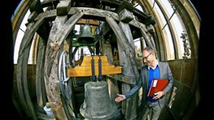 Stolz präsentiert der Projektleiter Ulrich Gökeler die Klangkörper im neu aufgebauten Glockenstuhl der Frauenkirche. Foto: Horst Rudel