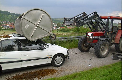 Eine mit Mist beladene Mulde ist bei einem Unfall auf einem Feldweg bei Winnenden-Birkmannsweiler auf dem Opel eines 75 Jahre alten Autofahrers gelandet. Foto: Polizei