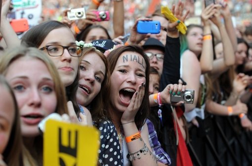 One Direction-Fans: Ekstase beim jugendlichen Publikum in Düsseldorf. Foto: dpa