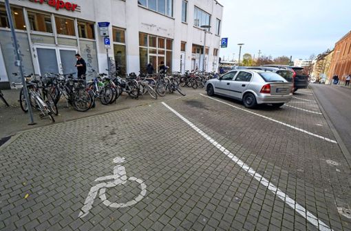 Vier Autoparkplätze am Ludwigsburger Bahnhof fallen weg, weil die Radstation gleich nebenan umziehen muss. Foto: factum/Simon Granville