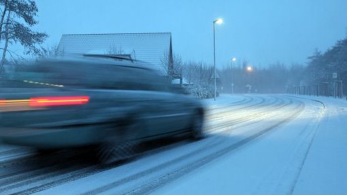 Schnee macht Autofahrern zu schaffen