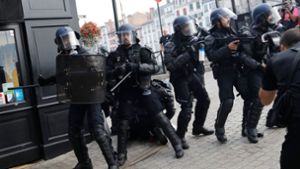 Sicherheitskräfte im Einsatz: Gipfelgegner versuchten in Bayonne nahe Biarritz, Absperrungen zu überwinden, Steine wurden geworfen. Foto: AFP