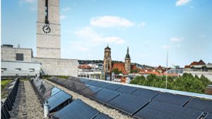 Auf dem Rathausdach in Stuttgart wird  Ökostrom erzeugt, an den Fassaden des Rathausturms noch nicht. Foto: Lichtgut/Leif-Hendrik Piechowski