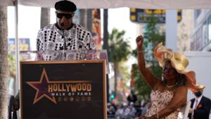 Der blinde Soul-Sänger Stevie Wonder (l) dankte Reeves für deren Unterstützung. Foto: Damian Dovarganes/AP/dpa