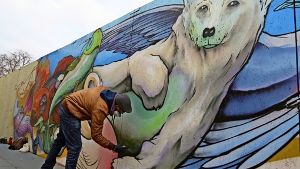 Noch nie zuvor hat Chris Ganter alias Jeroo einen Eisbären gemalt. Mit dem Ergebnis ist nicht nur er zufrieden. Foto: Julia Bayer