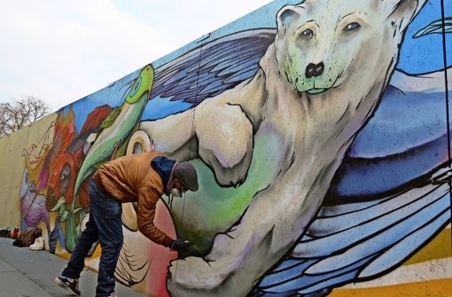 Noch nie zuvor hat Chris Ganter alias Jeroo einen Eisbären gemalt. Mit dem Ergebnis ist nicht nur er zufrieden. Foto: Julia Bayer