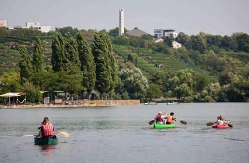 Freizeitspaß im Sommer – Bootfahren auf dem See. Foto: dpa/Christoph Schmidt