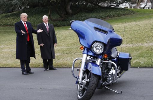 Auf diesem Foto aus dem Jahr 2017 bewundert Donald Trump und Vizepräsident Mike Pence noch eine Harley Davidson. Nun ist der Trump sauer den amerikanischen Motorradhersteller. Foto: AP