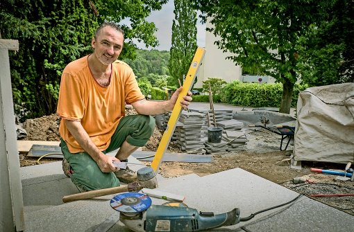 Jean Christophe Blavier  bei der Gartenarbeit Foto: Lichtgut/Achim Zweygarth