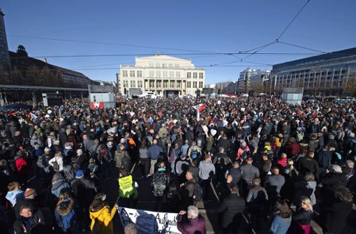 20 000 Menschen sollen am 7. November auf dem Augustusplatz in Leipzig gegen die Corona-Maßnahmen demonstriert haben. Foto: dpa/Sebastian Kahnert