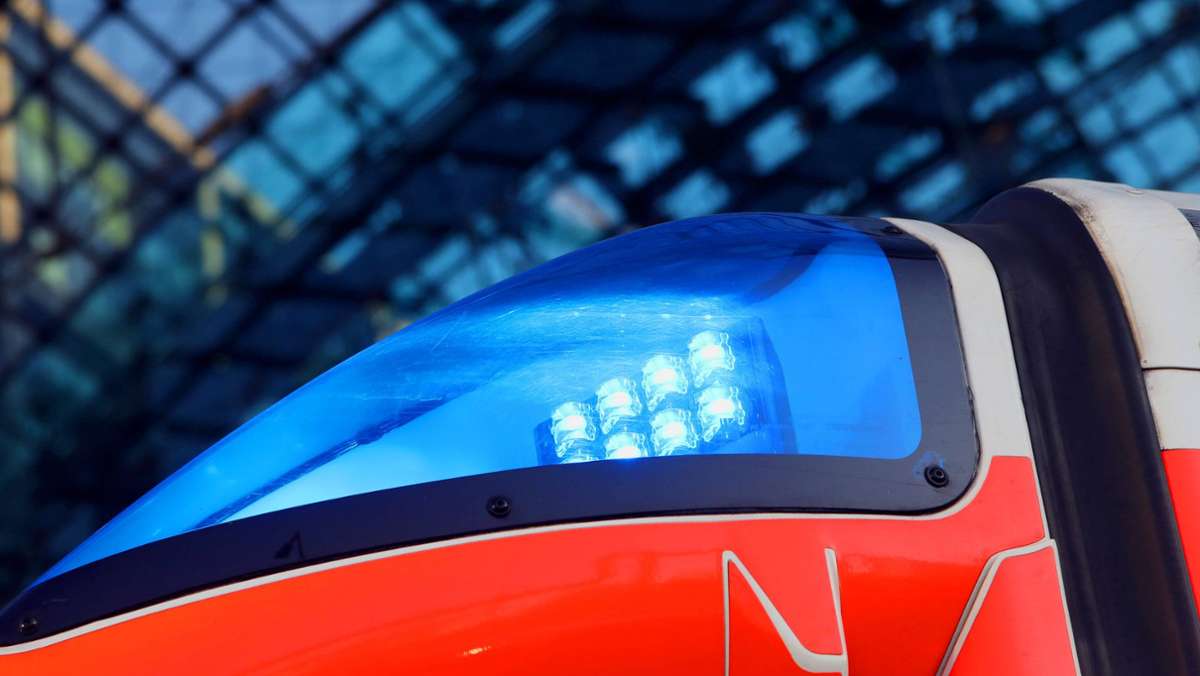 Emmingen-Liptingen im Kreis Tuttlingen: Transporter prallt gegen Hauswand – Fahrer schwer verletzt