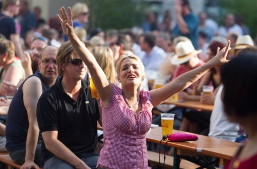Das Bürger- und Bierfest „Altstadt rockt“ in Bad Cannstatt hat am Samstagabend tausende Besucher angelockt. Foto: Chriatian Hass