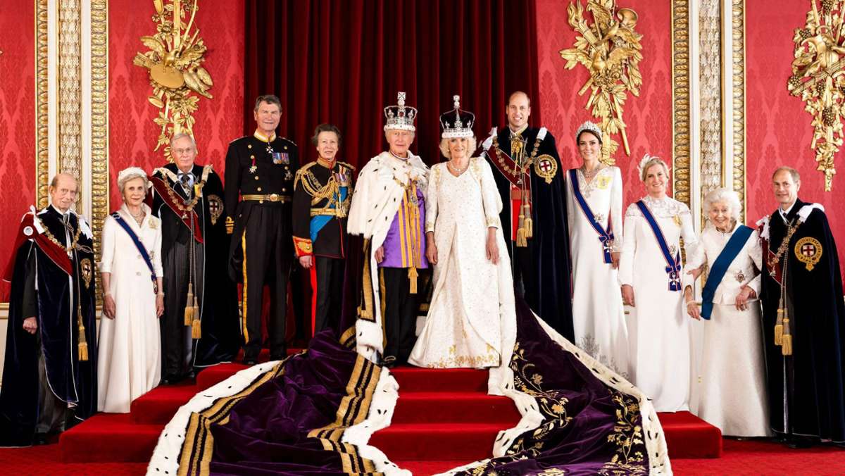 Offizielle Krönungsfotos veröffentlicht: Endlich sieht man Prinzessin Kates Kleid komplett